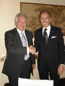 La stretta di mano tra Sergio Poletti e Alberto Servini